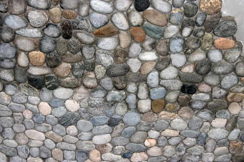 Kamenclub.ru: Галька речная плоская (ассорти) фр. 70-150 мм. купить  в Коломне галька галечник серый белый темно-серый синий светло-серый плоская природная галька  9000 руб/т   фото КАМЕНЬ КЛУБ