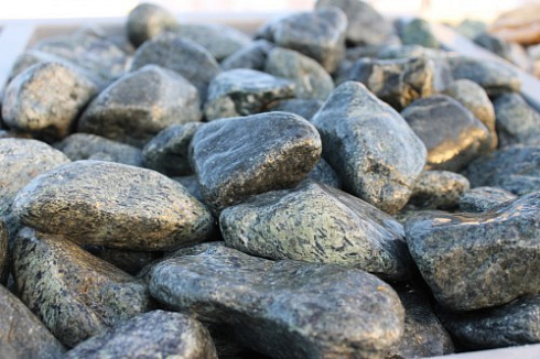 Kamenclub.ru: Щебень галтованный зеленый (змеевик) фр. 50-100 мм.  купить в Коломне галтовка мраморная зеленый, салатовый мрамор 12 500 руб/т   фото КАМЕНЬ КЛУБ