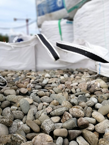 Kamenclub.ru: Галька речная окат (пестрая) фр. 20-40 мм. купить  в Коломне галька речная пестрая, серая, серые оттенки галька речная окатанная округлая 5000 руб/т   фото КАМЕНЬ КЛУБ