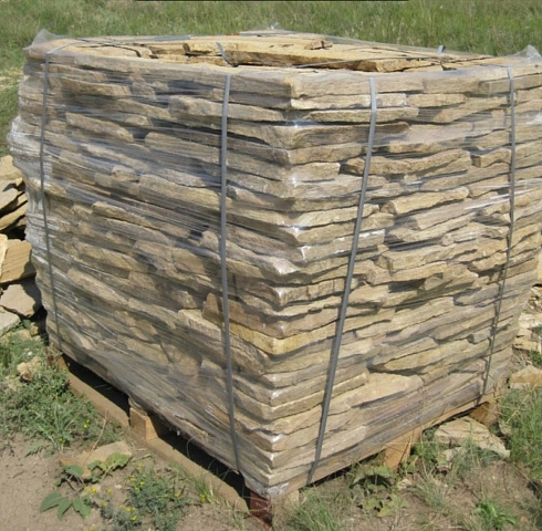 Kamenclub.ru: Песчаник пластушка желтый с рисунком (3 см)  купить в Коломне песчаник желтый с рисунком, рыжий, желтый песчаник пластушка ландшафтная рваная 8 500 руб/м3   фото КАМЕНЬ КЛУБ