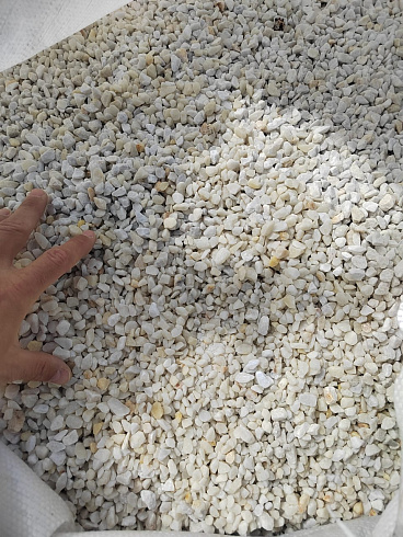 Kamenclub.ru: Мраморная крошка, щебень, цвет-белый, фр. 5-10 мм.  купить в Коломне мрамор белый, айвори, молочный мраморная каменная крошка ландшафтная 12000 руб/т   фото КАМЕНЬ КЛУБ