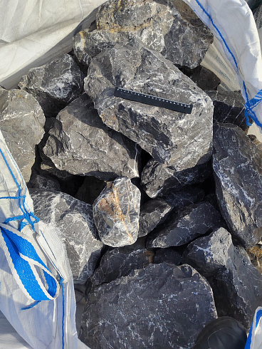 Kamenclub.ru: Черный мрамор скальник фр. 100-500 мм.  купить в Коломне мрамор черный белый серый крупный колотый валун ландшафтный 8500 руб/т   фото КАМЕНЬ КЛУБ