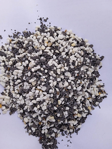 Kamenclub.ru: Мраморная крошка (щебень галтованный микс:белый-черный-розовый-медовый) фр.5-10 мм.  купить в Коломне мрамор белый, медовый, черный, розовый мраморный галтованный щебень декоративный ландшафтный 15500 руб/т   фото КАМЕНЬ КЛУБ
