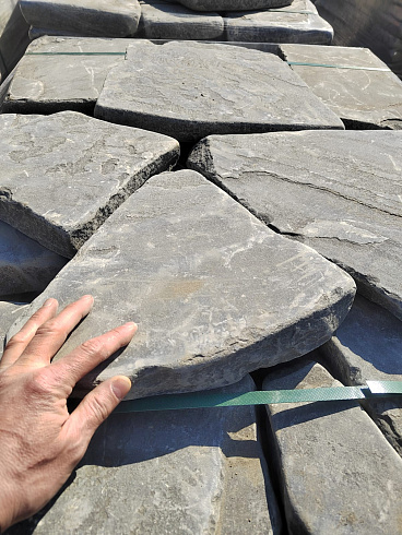 Kamenclub.ru: Песчаник пластушка светло-серый (4,0 - 6,0 см)  купить в Коломне плитняк - пластушка светло-серый песчаник 12600 руб/м3   фото КАМЕНЬ КЛУБ