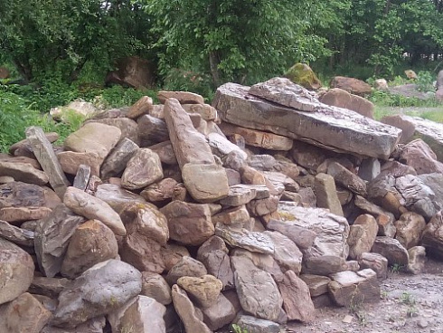 Kamenclub.ru: Песчаник декоративный ландшафтный (фр. 300-500 мм)  купить в Коломне песчаник желтый рыжий серый зеленый валун речной окатанный природный песчаника 4 500 руб/т   фото КАМЕНЬ КЛУБ