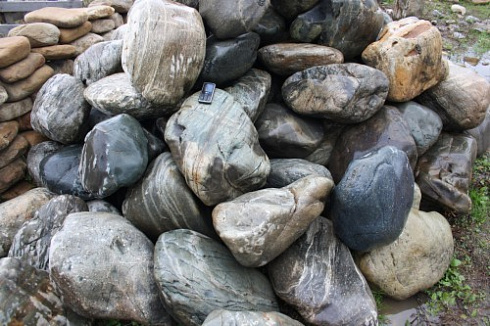 Kamenclub.ru: Речной валун Кабанчик фр.300-500 мм.  купить в Коломне крупный природный камень галька серый, темно-серый речной валун галечник масштабный 7000 руб/т   фото КАМЕНЬ КЛУБ