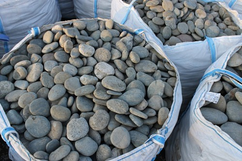 Kamenclub.ru: Галька речная плоская (ассорти) фр. 100-200-300 мм. купить  в Коломне галька плоская разноцветная серый белый темно-серый синий речная галька ландшафтная 8000 руб/т   фото КАМЕНЬ КЛУБ