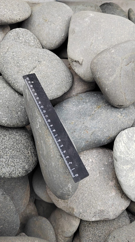 Kamenclub.ru: Галька речная плоская (темно-серая) фр. 70-150 мм. купить  в Коломне галечник природный темно-серый серый синий речная плоская природная окатанная  9000 руб/т   фото КАМЕНЬ КЛУБ