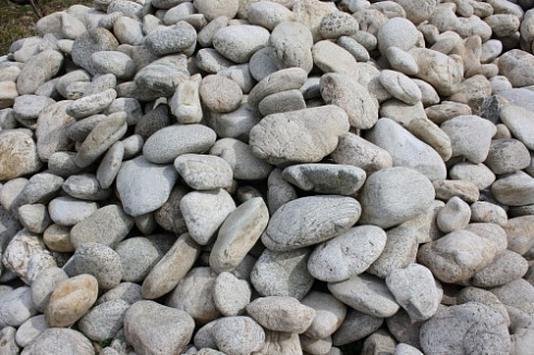 Kamenclub.ru: Бело-серый валунчик фр.100-300 мм.  купить в Коломне крупный камень для ландшафта серый, белый бело-серый валун крупная галька 4500 руб/т   фото КАМЕНЬ КЛУБ