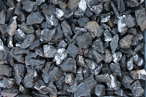 Kamenclub.ru: Щебень крошка черный (мрамор) фр. 40-70 мм.  купить в Коломне мрамор черный с белыми прожилками, черный, белый декоративный щебень 11000 руб/т   фото КАМЕНЬ КЛУБ