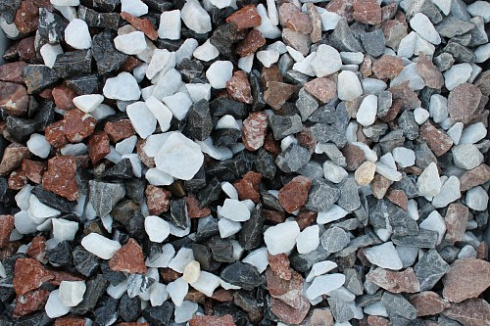 Kamenclub.ru: Мраморная крошка (щебень крошка микс : белый-черный-розовый) фр. 20-40 мм.  купить в Коломне мрамор белый, черный, розовый декоративная ландшафтная крошка 12000 руб/т   фото КАМЕНЬ КЛУБ