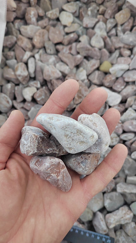 Kamenclub.ru: Мраморная крошка (щебень галтованный розовый) фр.20-40 мм.  купить в Коломне мрамор розовый, красный оголтованный округлый щебень  15000 руб/т   фото КАМЕНЬ КЛУБ