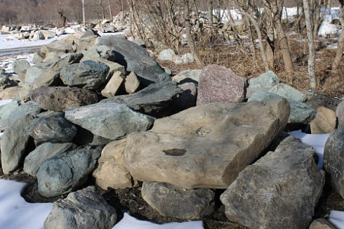 Kamenclub.ru: Гранит скальник (серо-зеленый) фр. 500-1500 мм.  купить в Коломне гранит мрамор  серый зеленый темно-серый глыба скальная колотая ландшафтная 7 500 руб/т   фото КАМЕНЬ КЛУБ