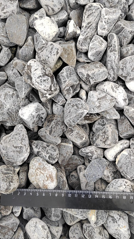 Kamenclub.ru: Щебень галтованный черный (мрамор) фр.40-70 мм.  купить в Коломне мрамор черный с белыми прожилками, черный, белый щебень галтованный округлый 13500 руб/т   фото КАМЕНЬ КЛУБ