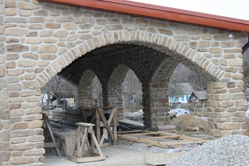 Kamenclub.ru: Песчаник для строительства и кладки блочный (фр 100-200 мм)  купить в Коломне песчаник бежевый серый рыжий валун мелкий для строительства песчаник 6500 руб/т   фото КАМЕНЬ КЛУБ