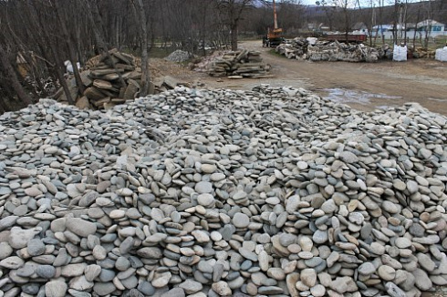 Kamenclub.ru: Галька речная плоская (ассорти) фр. 100-200-300 мм купить  в Коломне галька галечник природный серый, белый темно-серый синий рыжий светло-серый природная галька плоская крупная 8000 руб/т   фото КАМЕНЬ КЛУБ