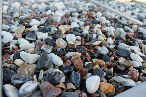 Kamenclub.ru: Мраморная крошка (щебень галтованный микс:белый-черный-розовый-медовый) фр.10-20 мм.  купить в Коломне мрамор белый, медовый, черный, розовый мраморный декоративный ландшафтный окатанный округлый галтованный щебень 15500 руб/т   фото КАМЕНЬ КЛУБ