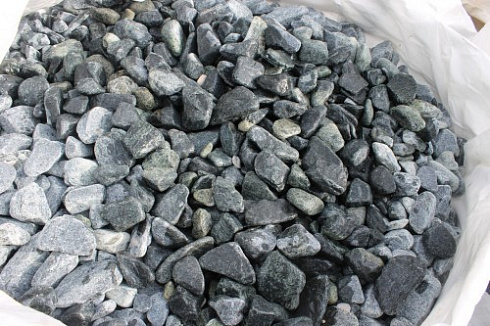 Kamenclub.ru: Щебень галтованный зеленый (змеевик) фр. 50-100 мм.  купить в Коломне галтовка мраморная зеленый, салатовый мрамор 12 500 руб/т   фото КАМЕНЬ КЛУБ