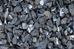 Kamenclub.ru: Щебень крошка черный (мрамор) фр. 5-10 мм.  купить в Коломне мрамор черный с белыми прожилками, черный, белый мраморная крошка декоративная ландшафтная 11000 руб/т   фото КАМЕНЬ КЛУБ