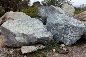 Kamenclub.ru: Змеевик скальник фр. 500-1500 мм.  купить в Коломне змеевик зеленый серый черный глыба скальная колотая 7500 руб/т   фото КАМЕНЬ КЛУБ