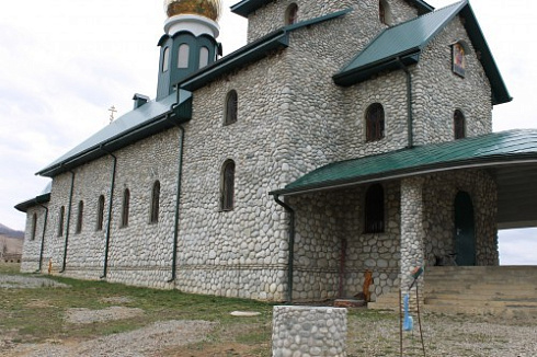 Kamenclub.ru: Галька речная плоская (бело-серая) фр. 100-200-300 мм. купить  в Коломне галька речная плоская серый, белый, бело-серый, серо-белый речная галька плоская  9000 руб/т   фото КАМЕНЬ КЛУБ