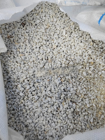 Kamenclub.ru: Мраморная крошка, щебень, цвет-белый, фр. 5-10 мм.  купить в Коломне мрамор белый, айвори, молочный мраморная каменная крошка ландшафтная 12000 руб/т   фото КАМЕНЬ КЛУБ