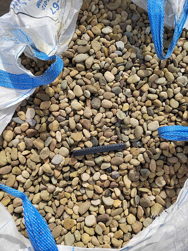 Kamenclub.ru: Галька речная окат рыжая фр. 20-40 мм. купить  в Коломне галька речная окатанная рыжая желтая серая округлая речная галька 5000 руб/т   фото КАМЕНЬ КЛУБ