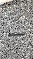 Kamenclub.ru: Щебень галтованный черный (мрамор) фр.10-20 мм.  купить в Коломне мрамор черный с белыми прожилками, черный, белый окатанный округлый ландшафтный декоративный щебень 15000 руб/т   фото КАМЕНЬ КЛУБ