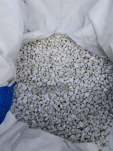 Kamenclub.ru: Мраморная крошка, щебень, цвет-белый, фр. 10-20 мм.  купить в Коломне мрамор белый, молочный айвори каменная ландшафтная декоративная крошка шебня 12000 руб/т   фото КАМЕНЬ КЛУБ