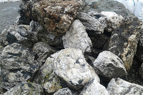 Kamenclub.ru: Черный гранит - кварцит фр. 500-1000 мм.  купить в Коломне гранит кварцит черный серый белый скальный колотый валун 9750 руб/т   фото КАМЕНЬ КЛУБ