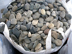Kamenclub.ru: Галька речная плоская (ассорти) фр. 100-200-300 мм купить в Коломне галька галечник природный серый, белый темно-серый синий рыжий светло-серый природная галька плоская крупная 8000 руб/т   фото КАМЕНЬ КЛУБ