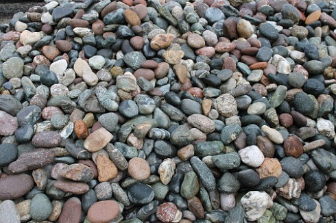 Kamenclub.ru: Галька окат (цветная картошка) фр. 50-100 мм. купить  в Коломне галька природная окатанная серый белый цветной синий темно-серый коричневый округлый галечник окатанный 6800 руб/т   фото КАМЕНЬ КЛУБ