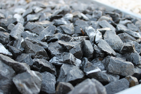 Kamenclub.ru: Щебень крошка черный (мрамор) фр. 10-20 мм.  купить в Коломне мрамор черный с белыми прожилками, черный, белый каменная ландшафтная декоративная крошка щебня 11000 руб/т   фото КАМЕНЬ КЛУБ