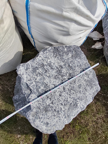 Kamenclub.ru: Черный мрамор скальник фр. 1000-1500 мм.  купить в Коломне мрамор черный белый серый крупный колотый валун ландшафтный 9000 руб/т   фото КАМЕНЬ КЛУБ