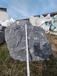 Kamenclub.ru: Черный мрамор скальник фр. 1000-1500 мм.  купить в Коломне мрамор черный белый серый крупный колотый валун ландшафтный 9000 руб/т   фото КАМЕНЬ КЛУБ