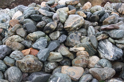 Kamenclub.ru: Ландшафтные валунчики фр.100-500 мм.  купить в Коломне крупный природный камень серый, темно-серый, светло-серый речной валун крупный 4800 руб/т   фото КАМЕНЬ КЛУБ