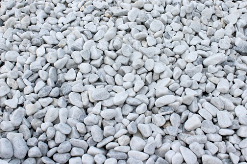 Kamenclub.ru: Щебень галтованный белый (мрамор) фр.5-10 мм.  купить в Коломне мрамор белый, айвори, молочный каменная мраморная декоративная ландшафтная крошка 17000 руб/т   фото КАМЕНЬ КЛУБ