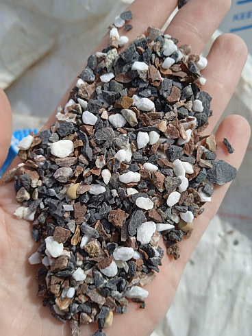 Kamenclub.ru: Мраморная крошка (щебень крошка микс : белый-черный-розовый) фр. 3-5 мм.  купить в Коломне мрамор белый, черный, розовый, разноцветный мраморная каменная крошка декорвтивная 12000 руб/т   фото КАМЕНЬ КЛУБ