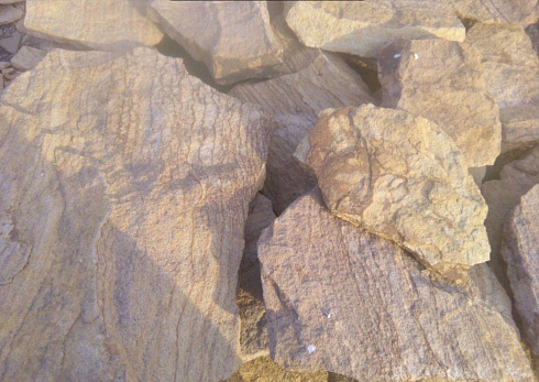 Kamenclub.ru: Песчаник пластушка "фонтанка" желтая (3,0 - 5,0 см)  купить в Коломне песчаник желтая, рыжий, желтый песчаник колотый рваный со сколом облицовочный 16200 руб/м3   фото КАМЕНЬ КЛУБ