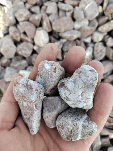 Kamenclub.ru: Мраморная крошка (щебень галтованный розовый) фр.20-40 мм.  купить в Коломне мрамор розовый, красный оголтованный округлый щебень  15000 руб/т   фото КАМЕНЬ КЛУБ