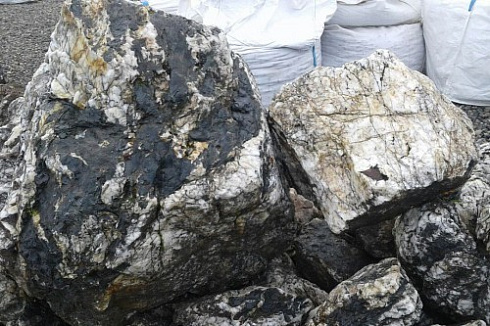 Kamenclub.ru: Черный гранит - кварцит фр. 500-1000 мм.  купить в Коломне гранит кварцит черный серый белый скальный колотый валун 9750 руб/т   фото КАМЕНЬ КЛУБ