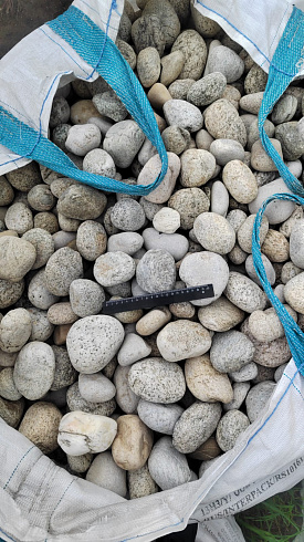 Kamenclub.ru: Галька речная окат (серо-белая) фр. 70-120 мм купить  в Коломне галька галечник бело-серая, серо-белая, серая, белая речная природная галька  8000 руб/т   фото КАМЕНЬ КЛУБ