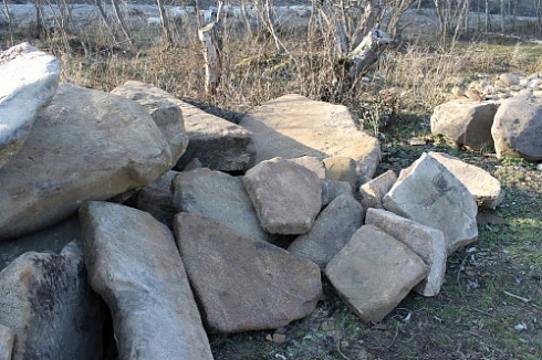 Kamenclub.ru: Песчаник плиты - плахи - пошаговые дорожки (фр. 70-150 мм)  купить в Коломне песчаник серый бежевый желтый зеленый колотый песчаник строительный 6500 руб/т   фото КАМЕНЬ КЛУБ