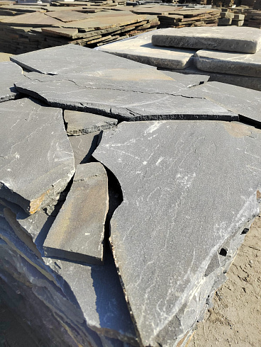 Kamenclub.ru: Песчаник пластушка светло-серый (3,0 см)  купить в Коломне песчаник светло-серый, серый песчаник рваный ландшафтный колотый 13800 руб/м3   фото КАМЕНЬ КЛУБ