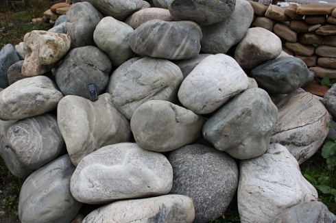 Kamenclub.ru: Речной валун Кабанчик фр.300-500 мм.  купить в Коломне крупный природный камень галька серый, темно-серый речной валун галечник масштабный 7000 руб/т   фото КАМЕНЬ КЛУБ