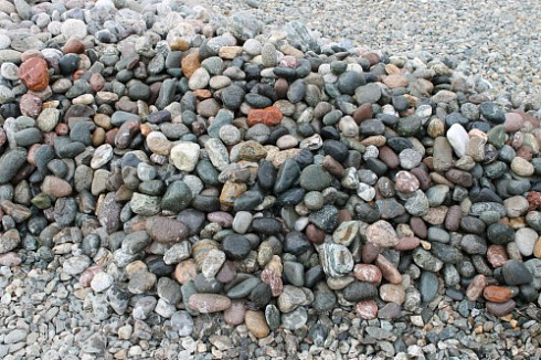 Kamenclub.ru: Галька окат (цветная картошка) фр. 50-100 мм. купить  в Коломне галька природная окатанная серый белый цветной синий темно-серый коричневый округлый галечник окатанный 6800 руб/т   фото КАМЕНЬ КЛУБ