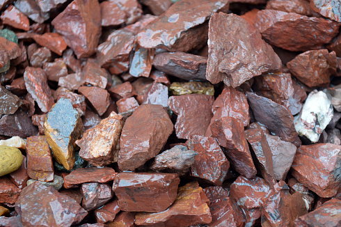 Kamenclub.ru: Щебень крошка красный (ЯШМА) фр. 10-20 мм.  купить в Коломне яшма красный, бордовый, оранжевый, рыжий декоративный каменный ландшафтный щебень колотый 9000 руб/т   фото КАМЕНЬ КЛУБ