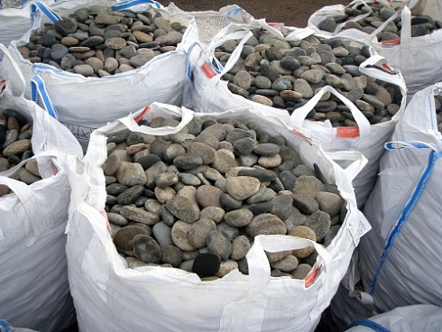 Kamenclub.ru: Галька речная плоская (ассорти) фр. 70-150 мм. купить  в Коломне галька галечник серый белый темно-серый синий светло-серый плоская природная галька  9000 руб/т   фото КАМЕНЬ КЛУБ