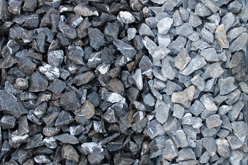 Kamenclub.ru: Щебень крошка черный (мрамор) фр. 20-40 мм.  купить в Коломне мрамор черный с белыми прожилками мраморная каменная крошка 11000 руб/т   фото КАМЕНЬ КЛУБ