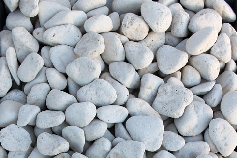 Kamenclub.ru: Мраморная крошка (щебень галтованный белый) фр.40-70 мм.  купить в Коломне мрамор белый молочный айвори окатанный округлый природный камень 17000 руб/т   фото КАМЕНЬ КЛУБ